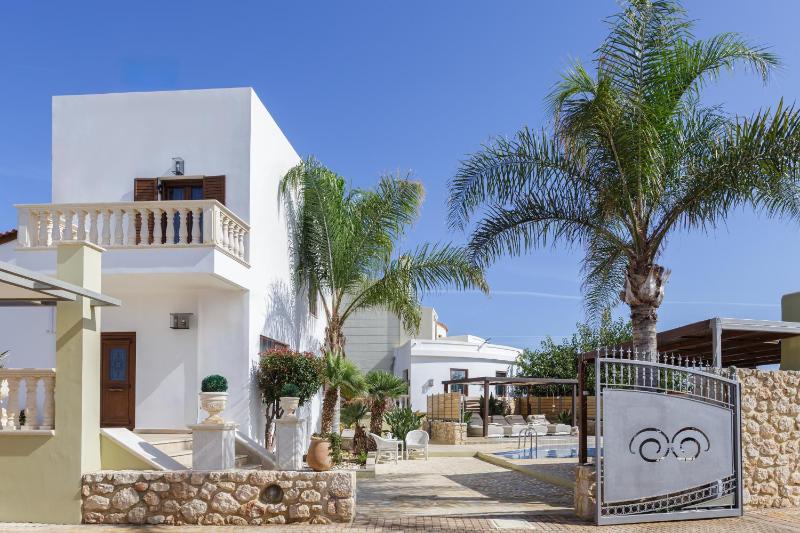 Sunshine Villa with Private Pool by Estia - image 37