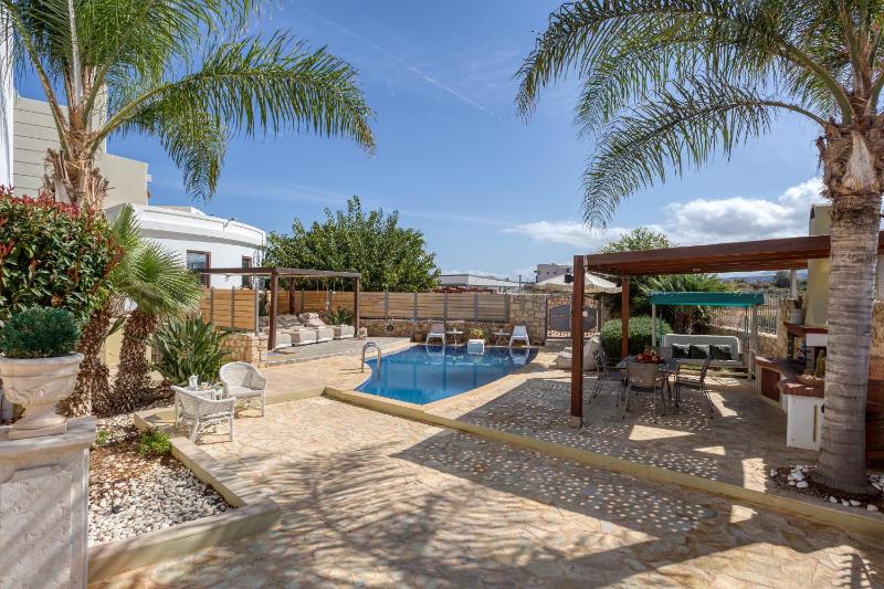 Sunshine Villa with Private Pool by Estia - image 38
