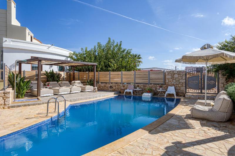 Sunshine Villa with Private Pool by Estia - image 29