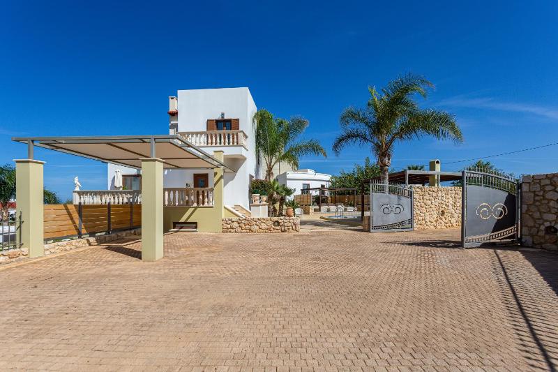 Sunshine Villa with Private Pool by Estia - image 25