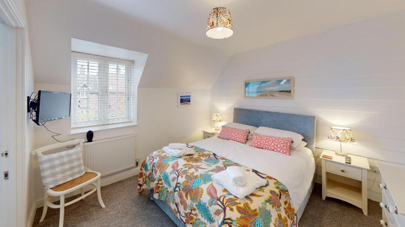 Wren Cottage - Part of the The Bay Filey Holiday Village with pool gym and direct beach access pub restaurant tennis and meadows walks - image 11