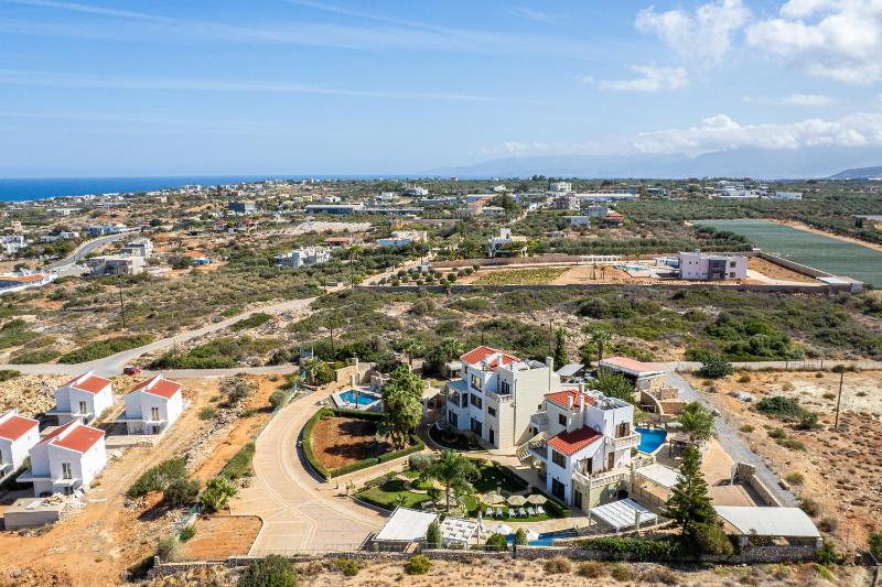 Sunshine Villa with Private Pool by Estia - image 2