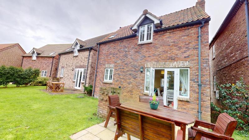 Wren Cottage - Part of the The Bay Filey Holiday Village with pool gym and direct beach access pub restaurant tennis and meadows walks - image 6