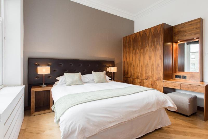 Presidential Suite with Balcony image 4