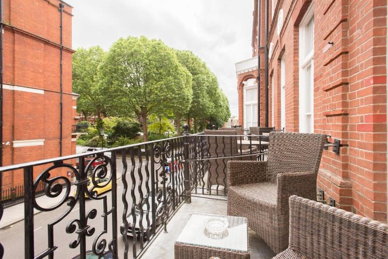 Presidential Suite with Balcony image 3