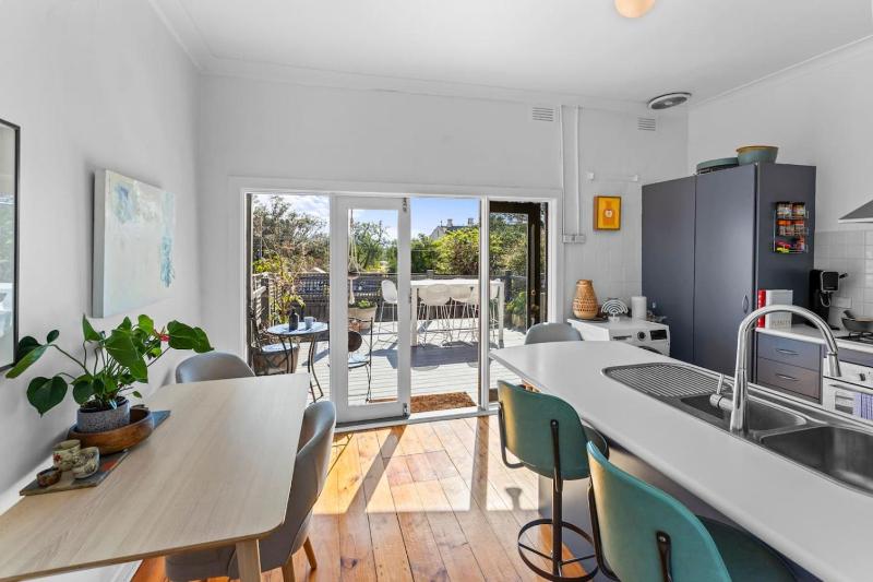 Stylish Northcote Retreat - walk to cafes - image 1