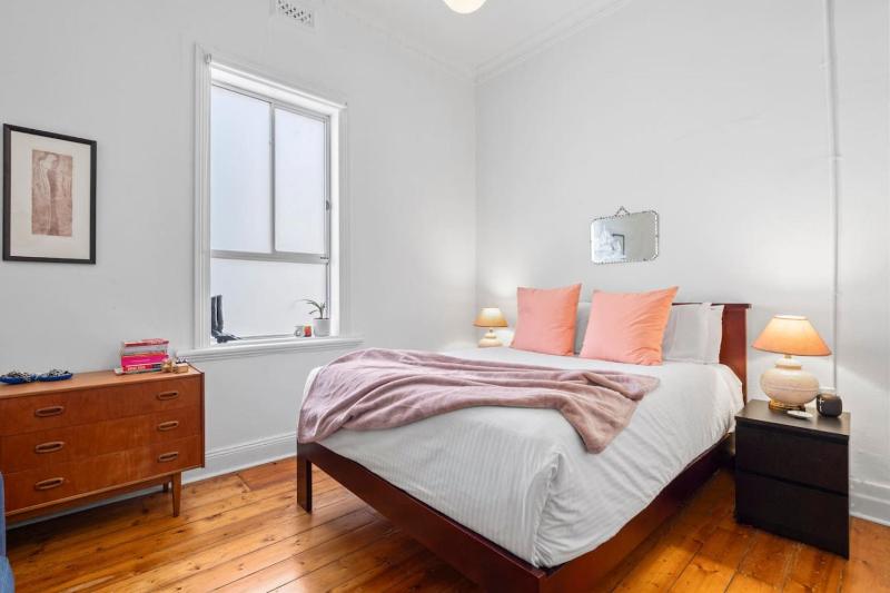 Stylish Northcote Retreat - walk to cafes - image 4