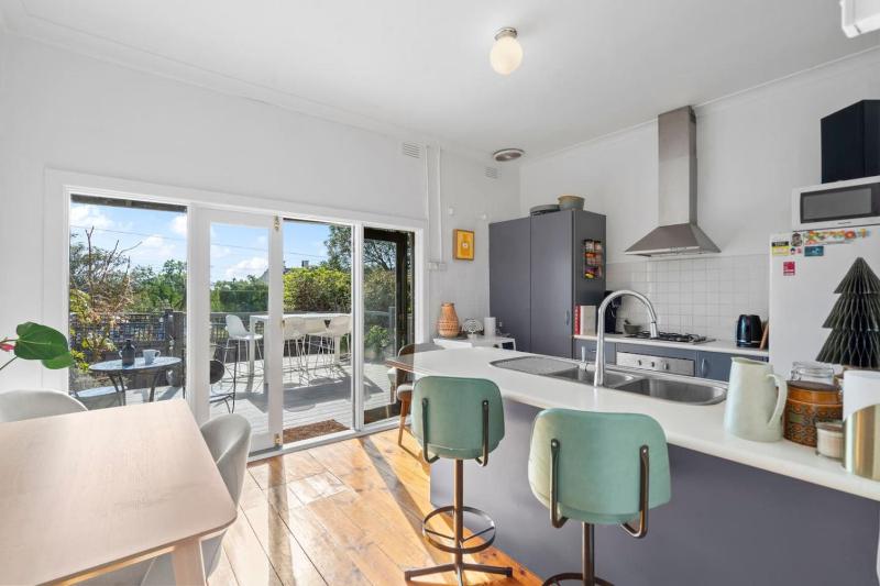 Stylish Northcote Retreat - walk to cafes - image 12