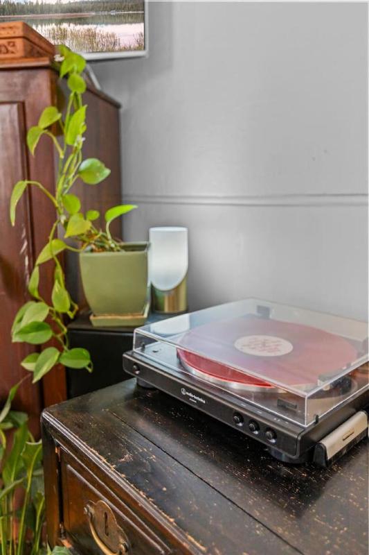 Stylish Northcote Retreat - walk to cafes - image 13