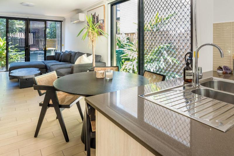 East Village Poolside Apartment - 15 Min to Brisbane Airport - image 11