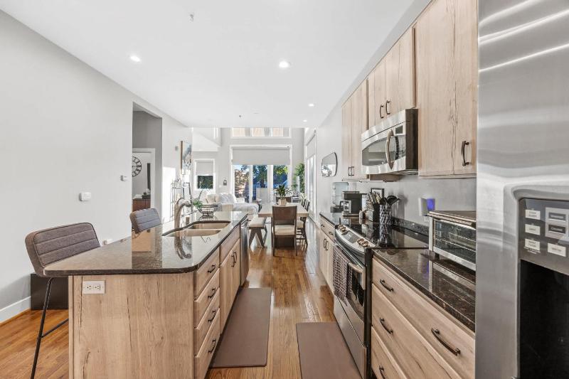 NEW Elegant Downtown Escape with Modern Comforts - image 38