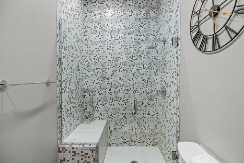 NEW Elegant Downtown Escape with Modern Comforts - image 31