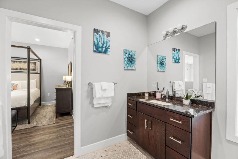 NEW Elegant Downtown Escape with Modern Comforts - image 20