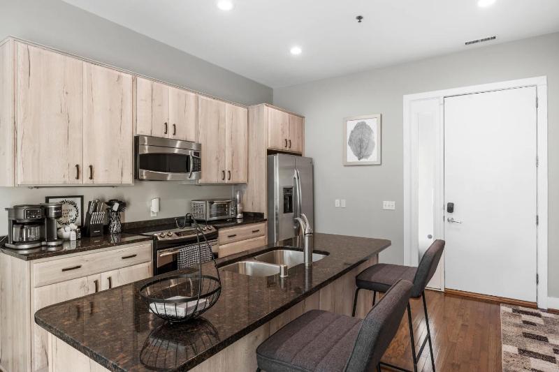 NEW Elegant Downtown Escape with Modern Comforts - image 37
