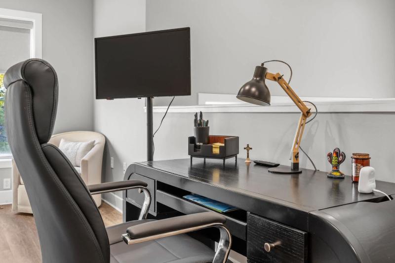 NEW Elegant Downtown Escape with Modern Comforts - image 5