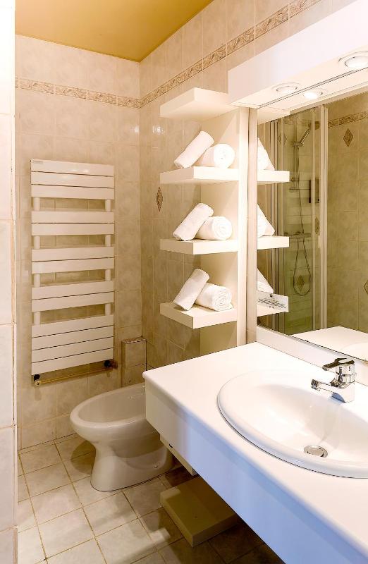 Quadruple Room with Shower image 3