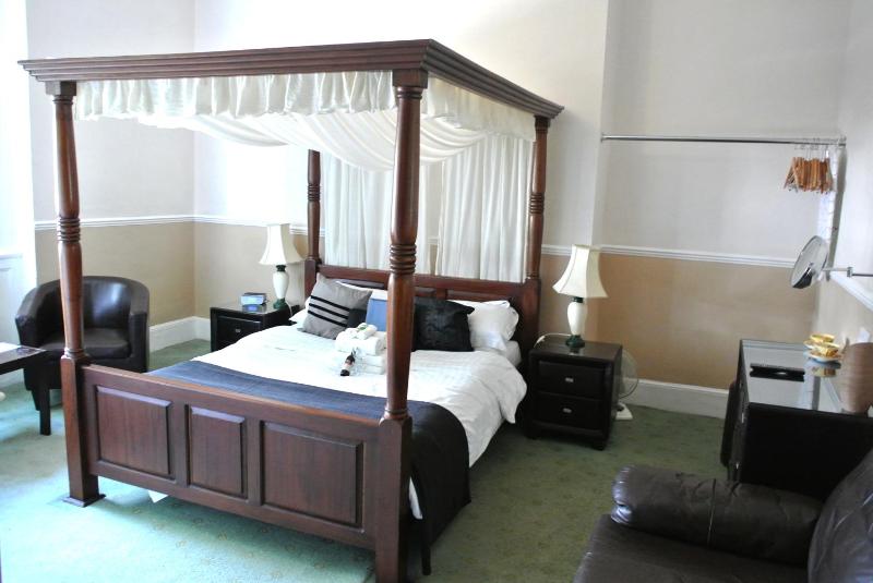 Superior Double Room with Four Poster Bed image 4