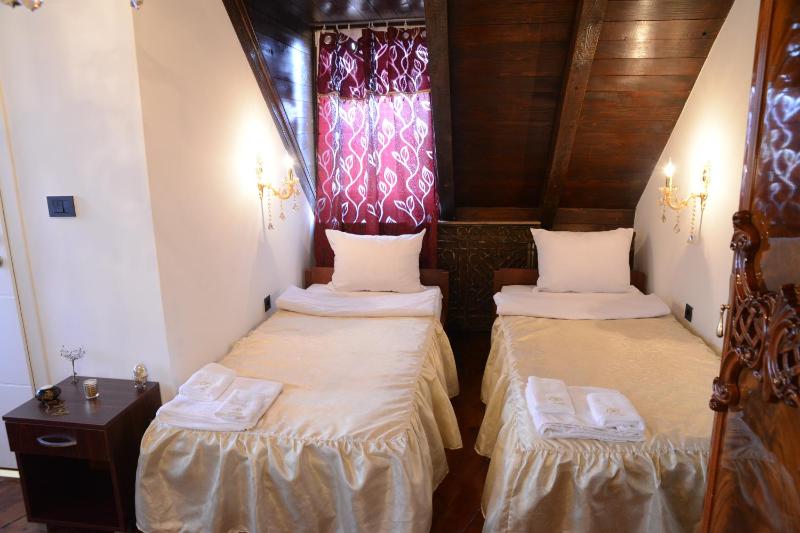 Classic Triple Room image 2