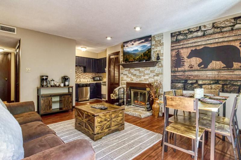 Cozy Bear Condo - Prime location just minutes from Ober Mountain downtown Gatlinburg - image 5