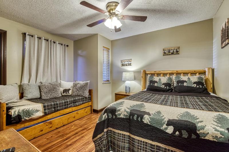 Cozy Bear Condo - Prime location just minutes from Ober Mountain downtown Gatlinburg - image 19