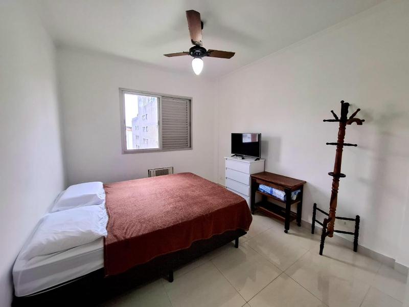 Apartamento com Suite Praia da Enseada Dois Quartos - image 11