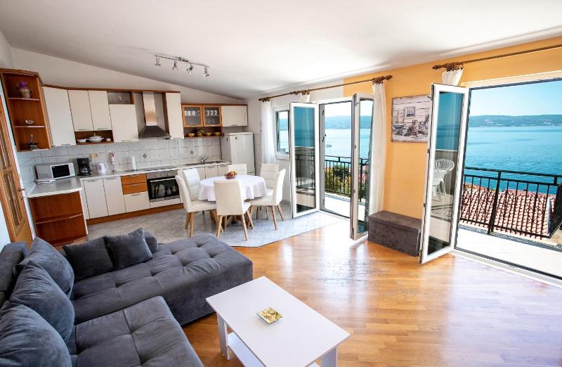 Apartments by the sea Rat Omis - 10014 - image 3