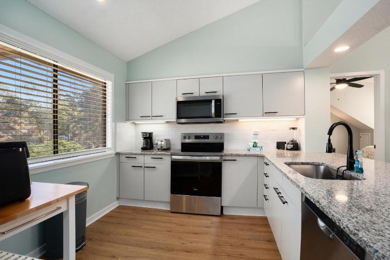2D West Hyde Park condo - image 18