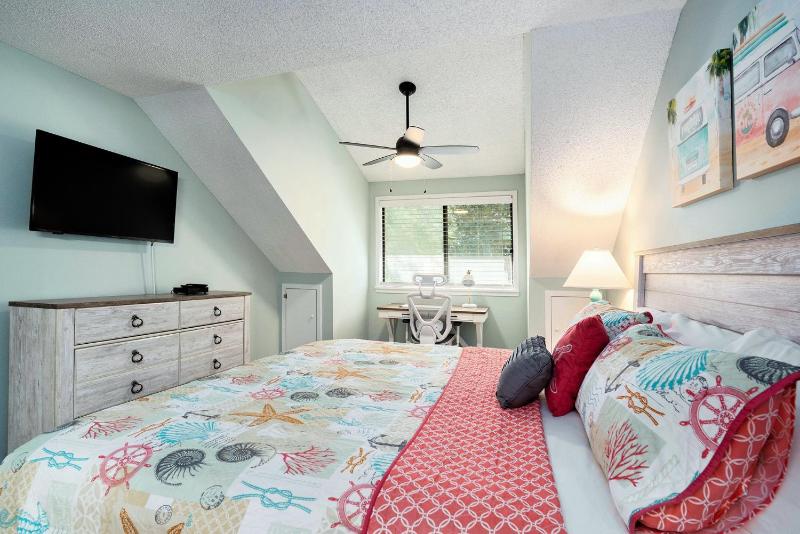2D West Hyde Park condo - image 32