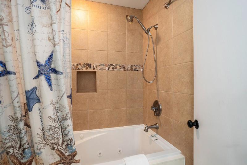 2D West Hyde Park condo - image 19