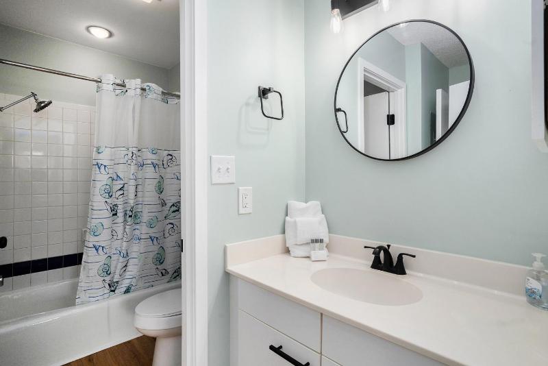 2D West Hyde Park condo - image 40