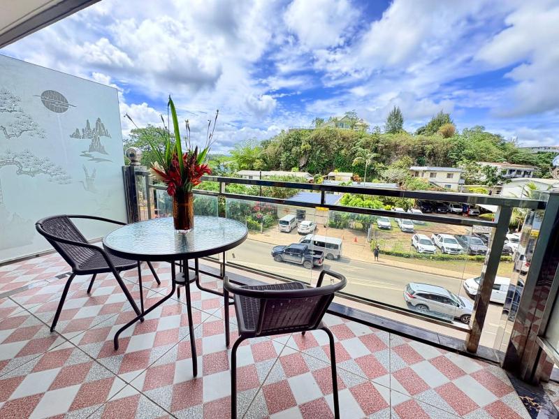 Crown Royale Hotel & Lounge - image 2
