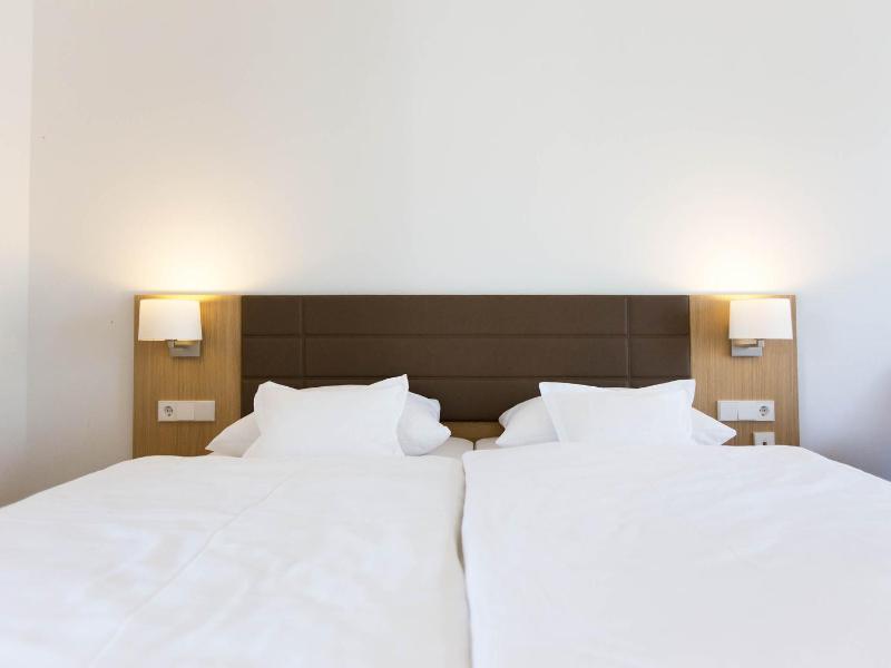 Superior Double Room with Balcony image 3