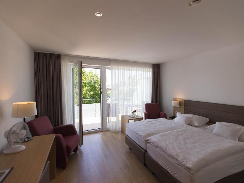 Superior Double Room with Balcony image 4