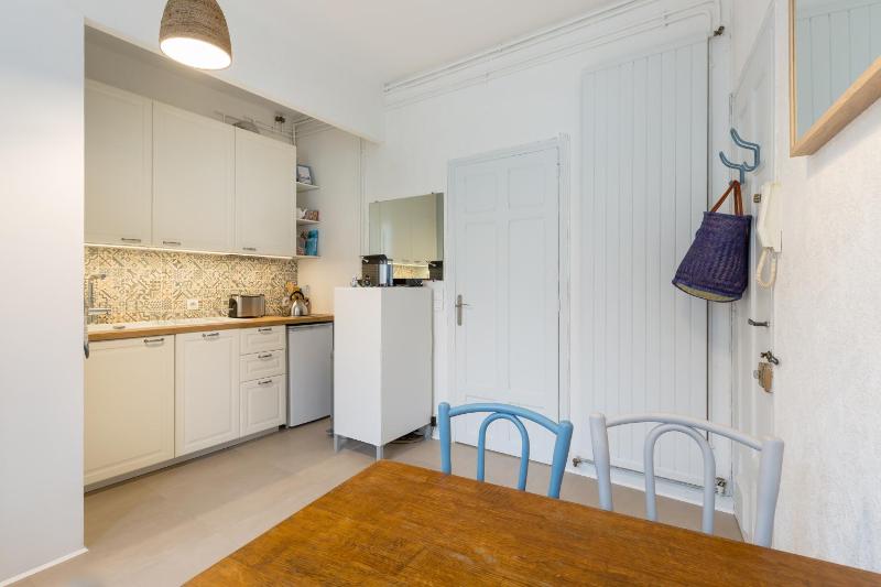 One-Bedroom Apartment image 4