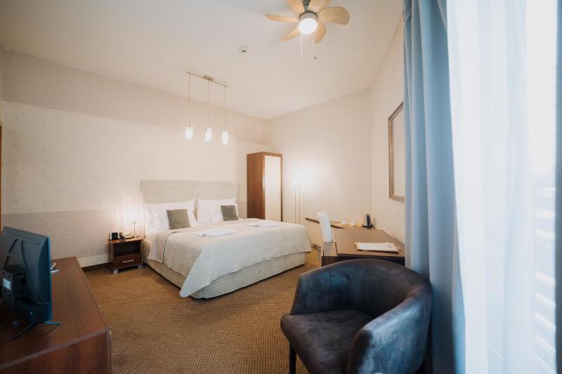 Hotel Rokoko Košice - free parking - image 18