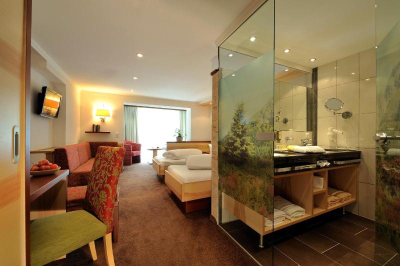 Deluxe Triple Room image 4