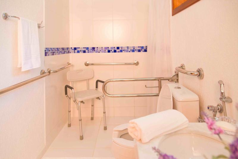 Queen Room - Disability Access image 2
