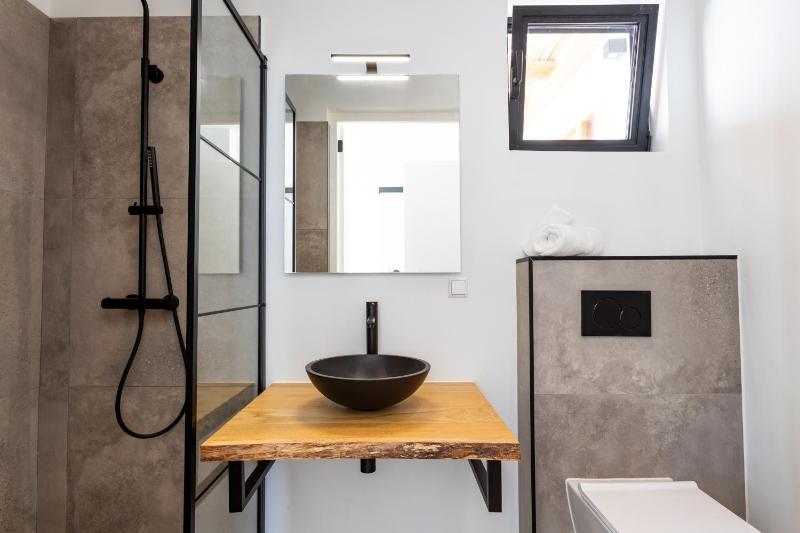 Luxury 8-person Villa with Private Pool - image 3