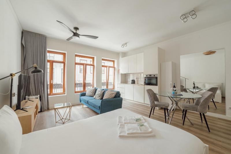 Downtown Comfort Apartment by Vacationy - image 1