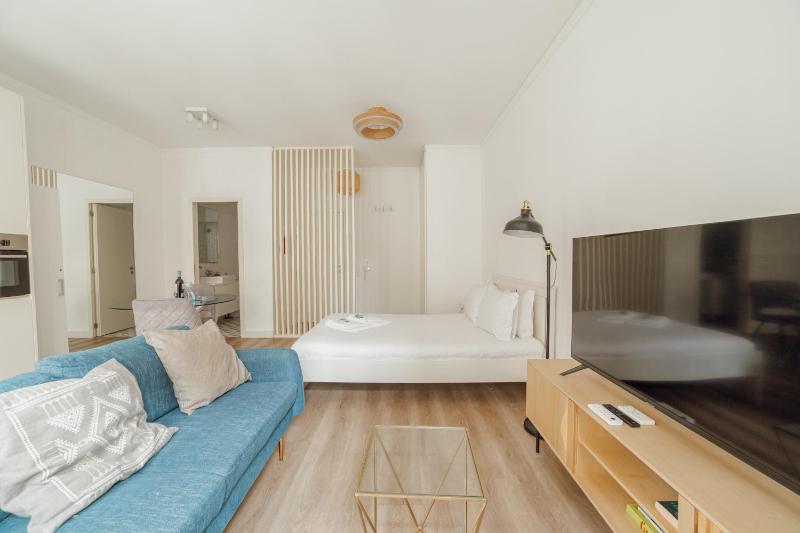 Downtown Comfort Apartment by Vacationy - image 11