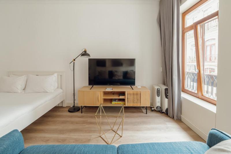 Downtown Comfort Apartment by Vacationy - image 2