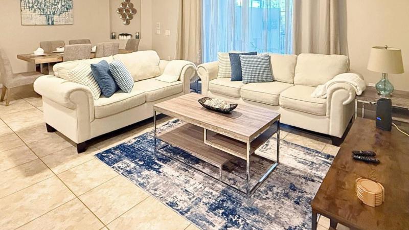 Lovely 4BR Home w Pool & BBQ at Solterra - image 1
