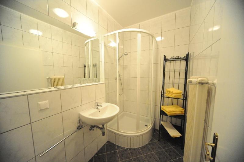 Economy Double Room image 3