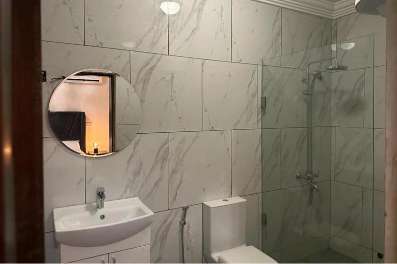 3 Bed Apartment Sleeps 6 - EnSuites Parking Wifi - image 14