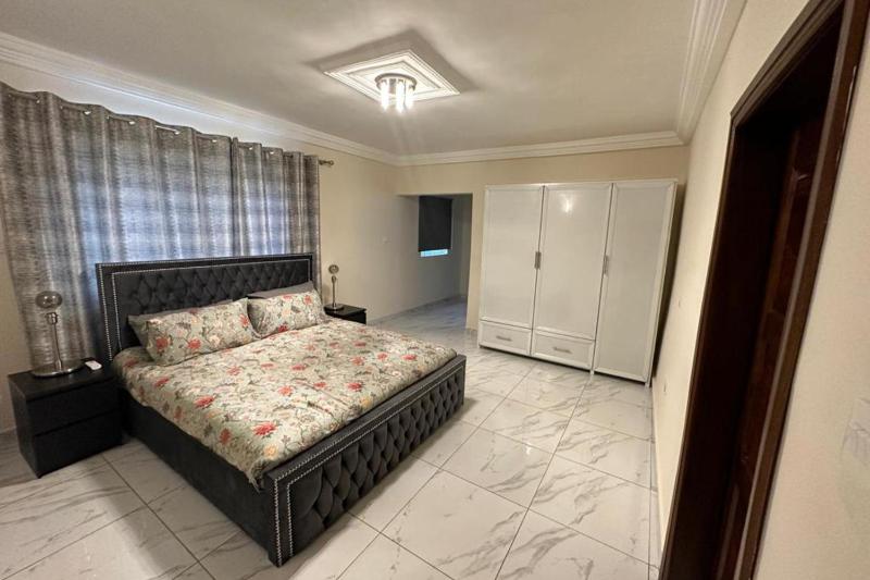 3 Bed Apartment Sleeps 6 - EnSuites Parking Wifi - image 5