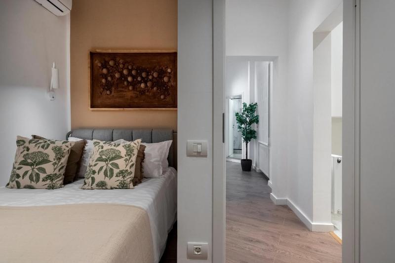 Parisian-Inspired 2BR Apartment on Calea Victoriei - High Ceilings Stylish Design & Central Location - image 6