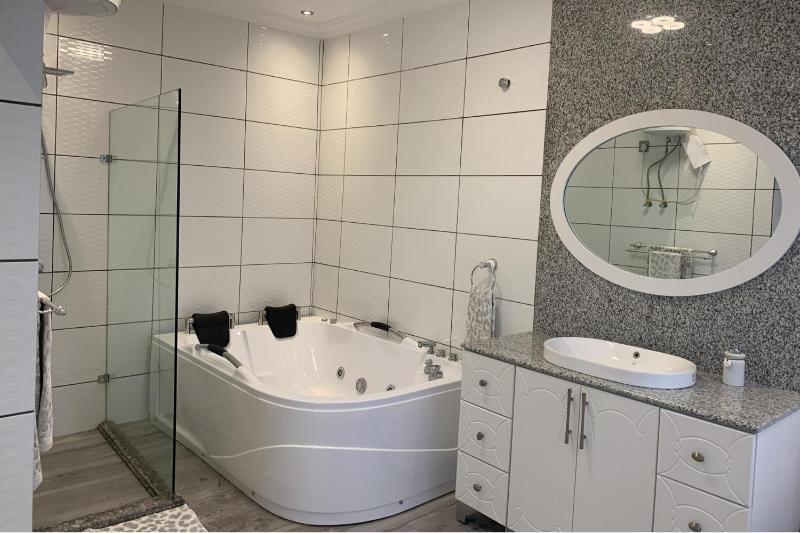 2 Bed Apartment Sleeps 4 - Jacuzzi Parking Wifi - image 9