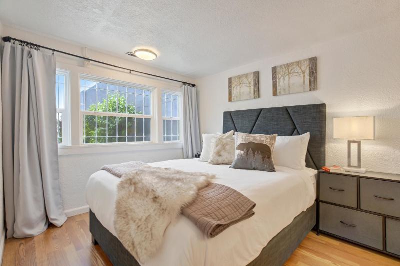 Charming Downtown Cottage - image 1
