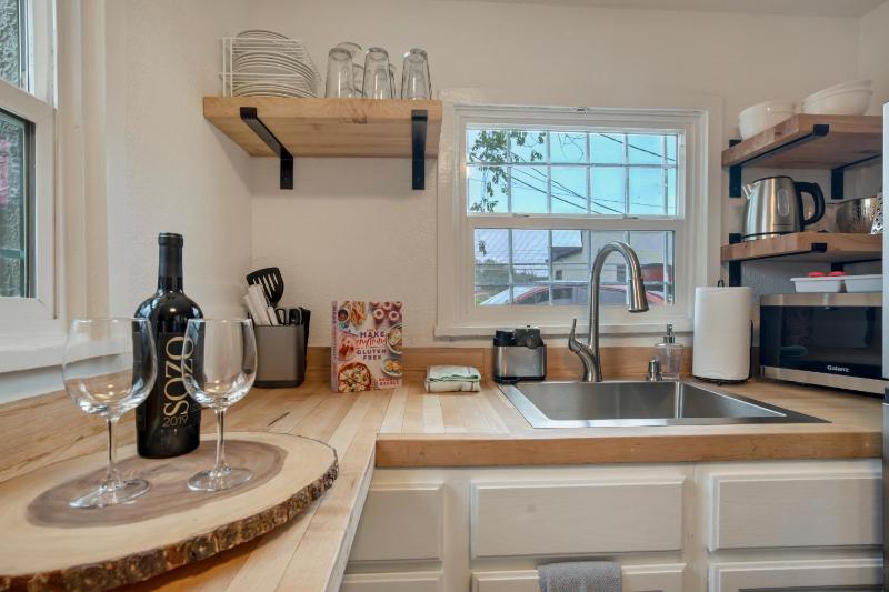 Charming Downtown Cottage - image 19