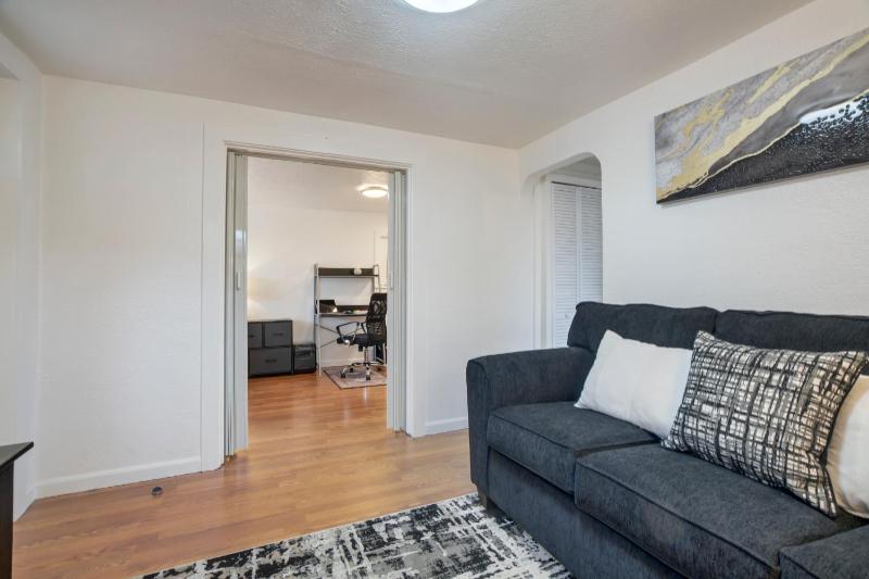 Charming Downtown Cottage - image 9